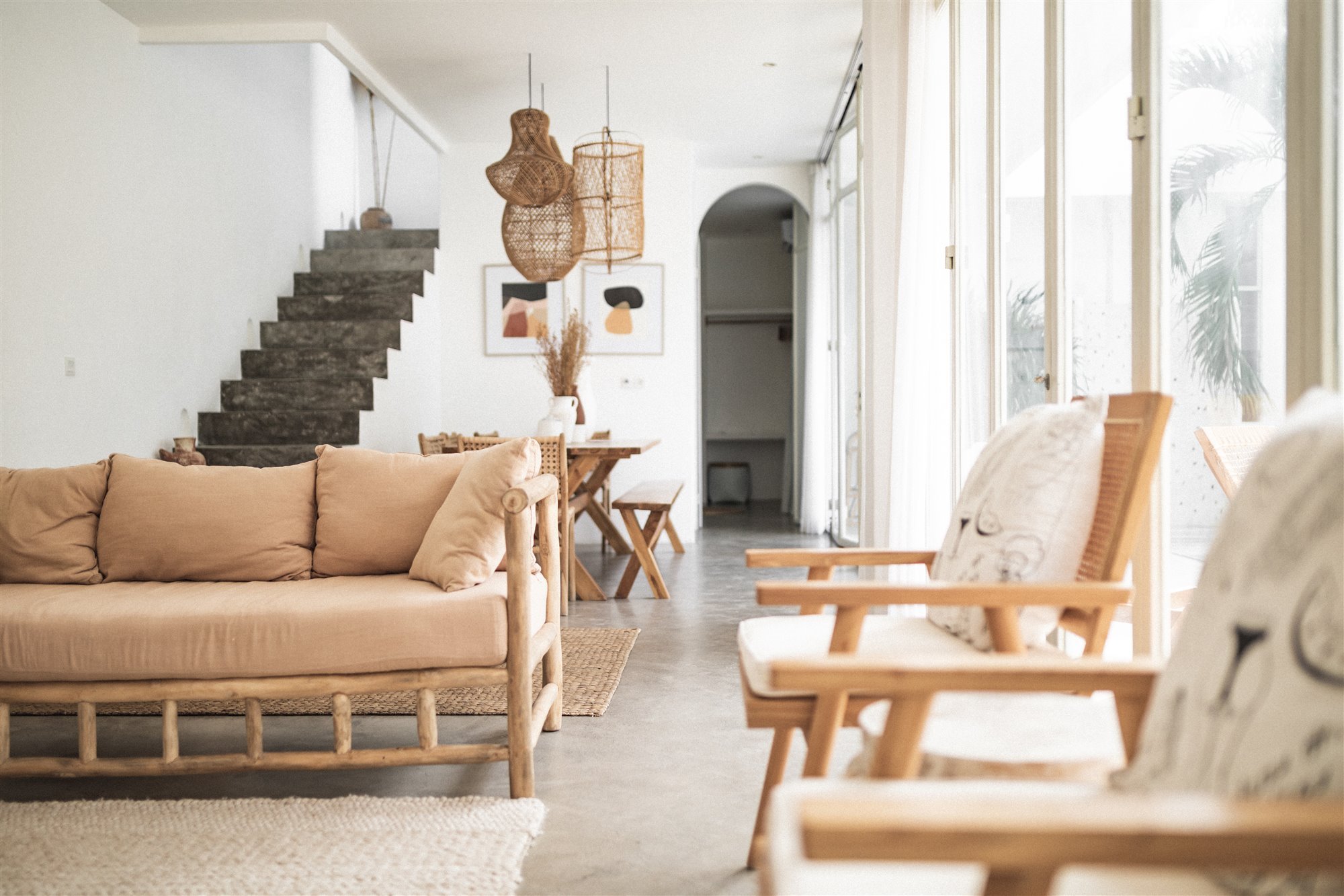Casa de inspiracion mediterranea en Bali salon con muebles tropicales