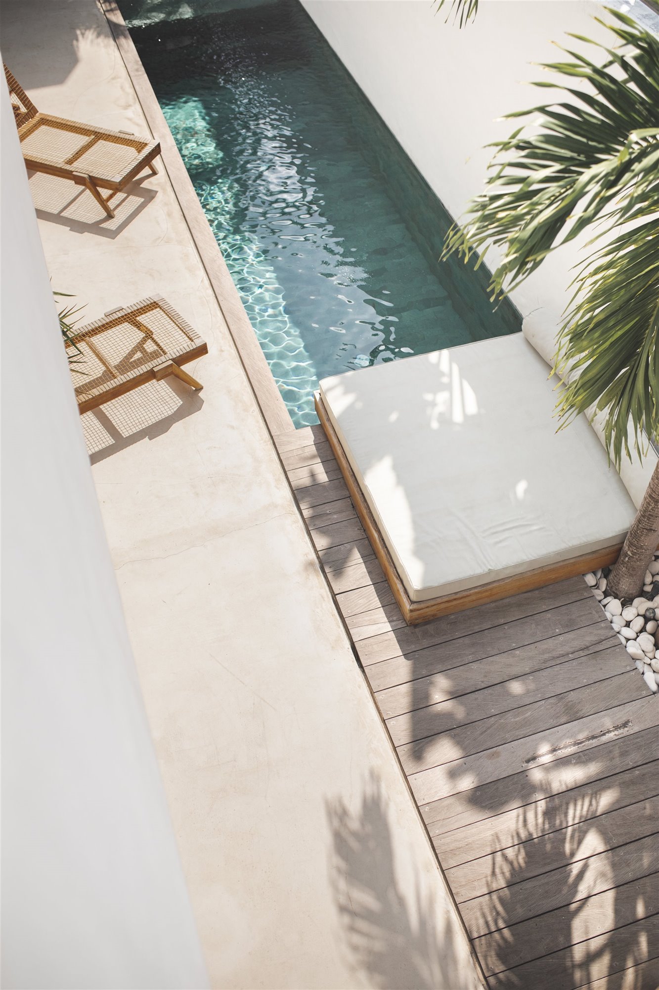 Casa de inspiracion mediterranea en Bali vista de la piscina desde el balcón