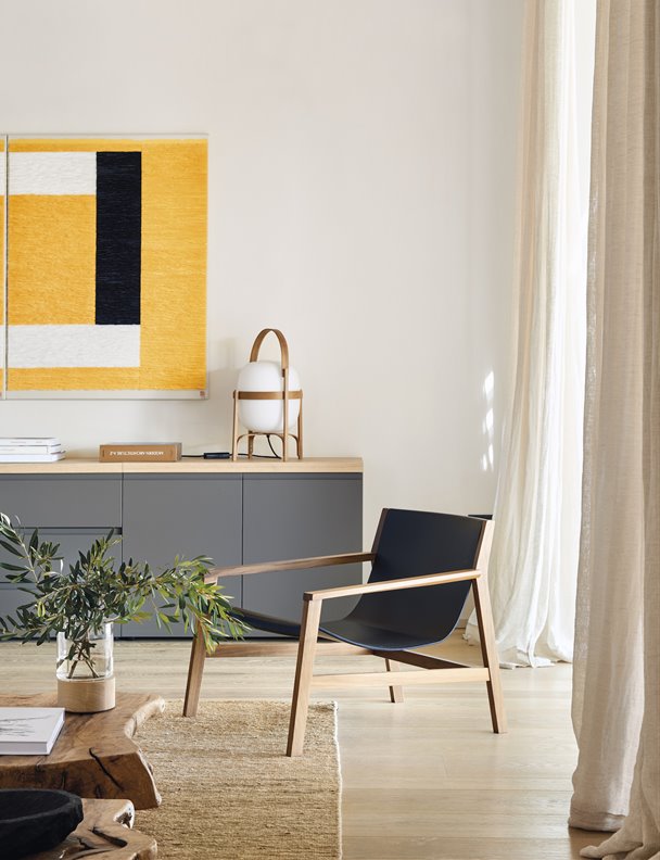 Sigue estos consejos para colgar las cortinas en tu salón como un profesional