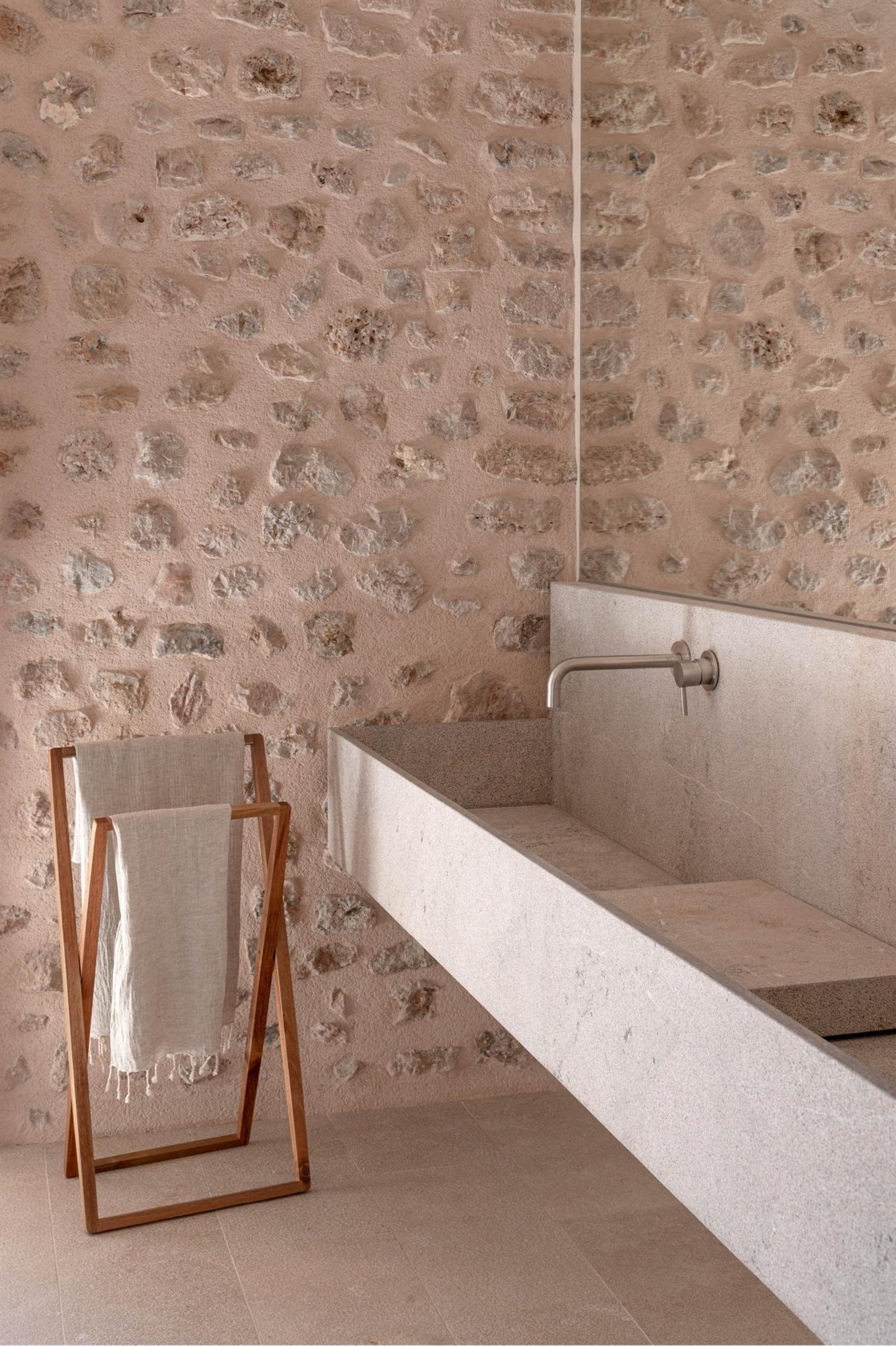 Casa de campo moderna en Soller Mallorca baño con muros de piedra