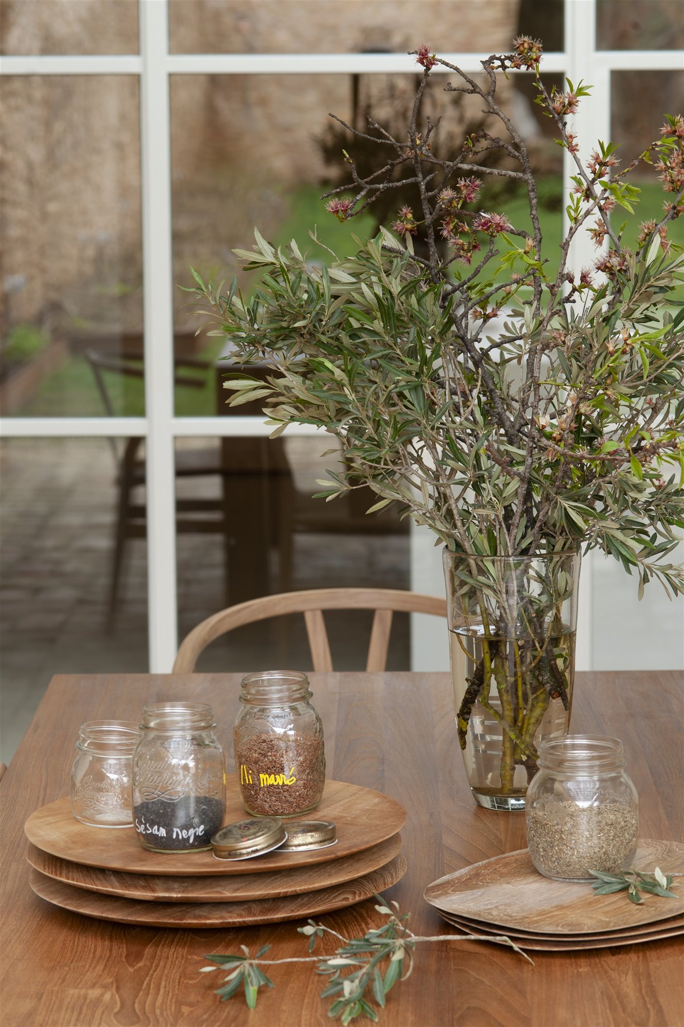 Mesa con platos y bandejas de madera foto Pere peris. Los invitados