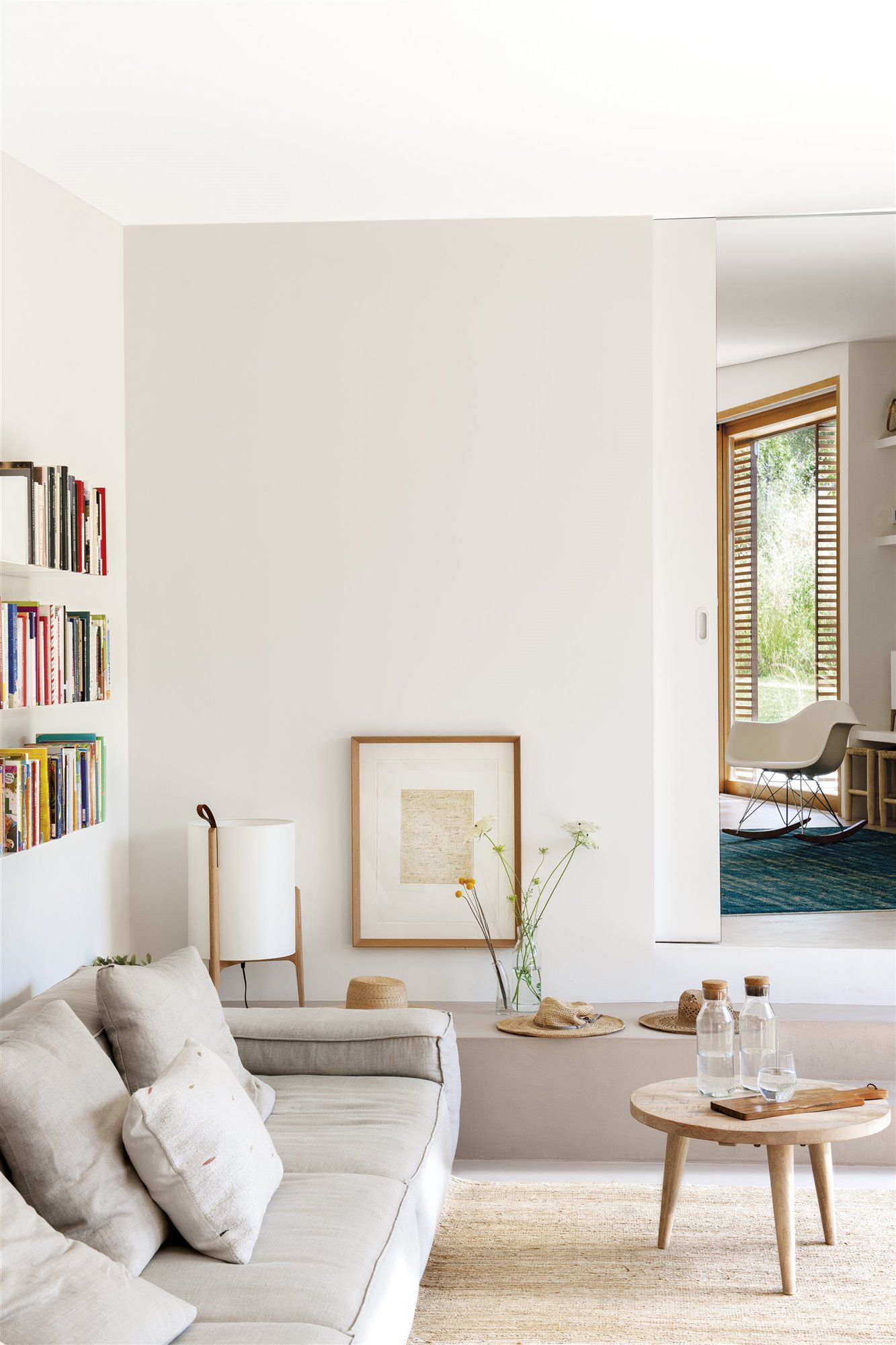salon con sofa gris y lampara blanca de una casa moderna foto pere peris