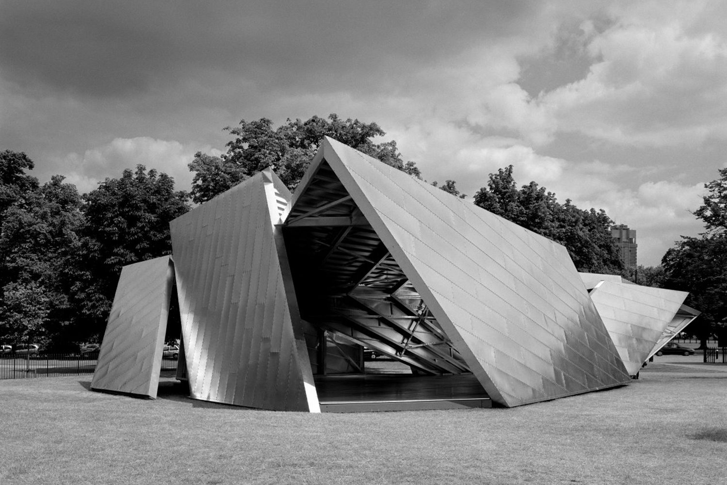 Daniel Libeskind diseñó el segundo Serpentine Pavilion en 2001