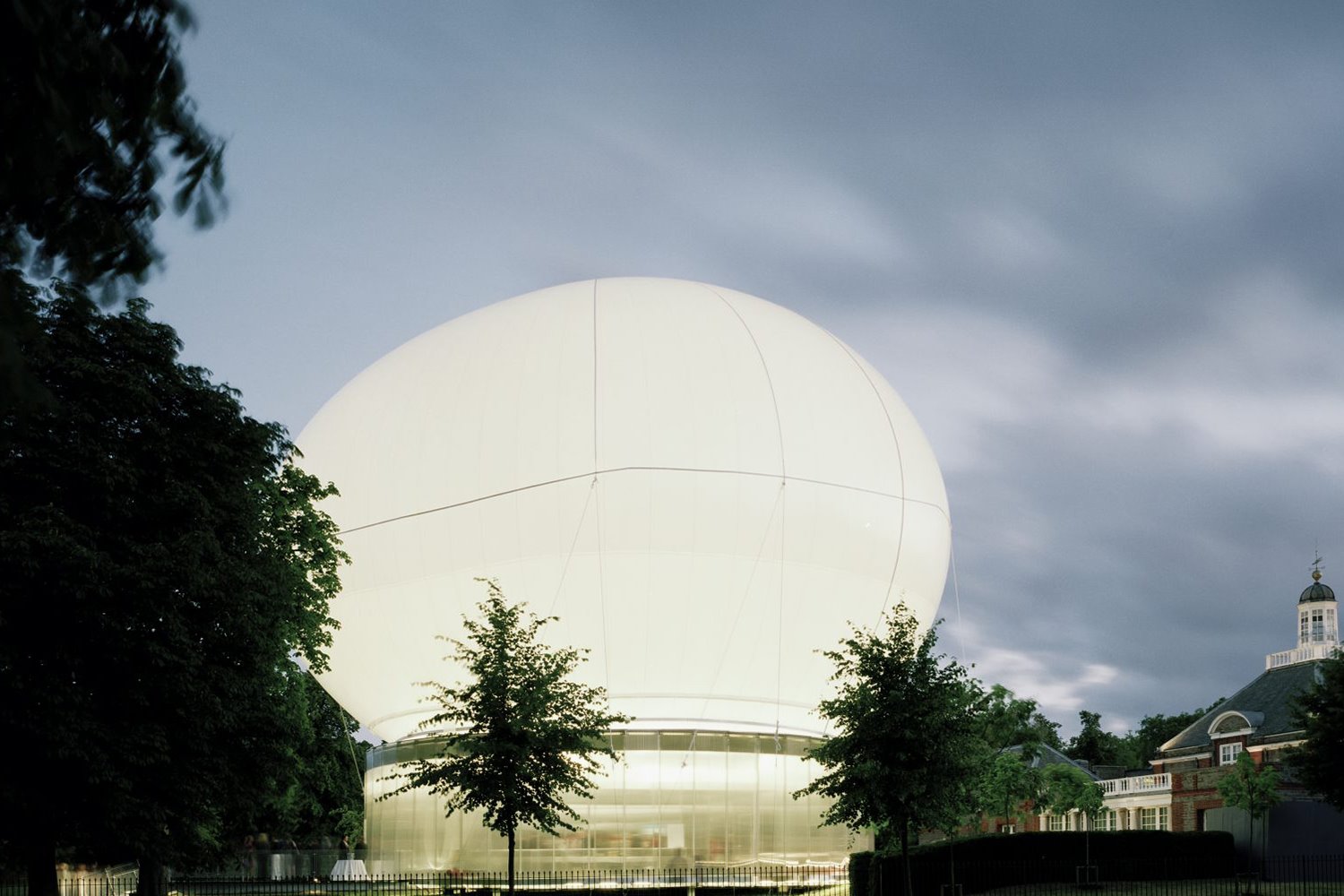 Rem Koolhas y Cecil Balmond diseñaron el Serpentine Pavilion de 2006