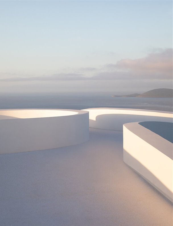 Una casa blanca que da un giro a la arquitectura mediterránea entre los olivos de Grecia