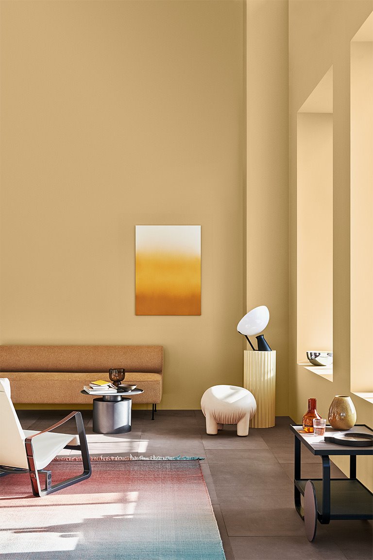 Salon con paredes en color amarillo. Ideal para abstraerse