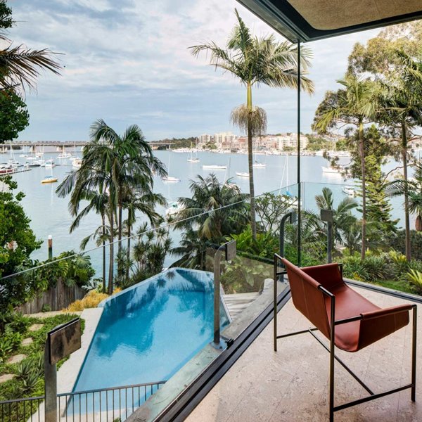 Una casa en Australia de los años 70 con las paredes de cristal y vistas al muelle