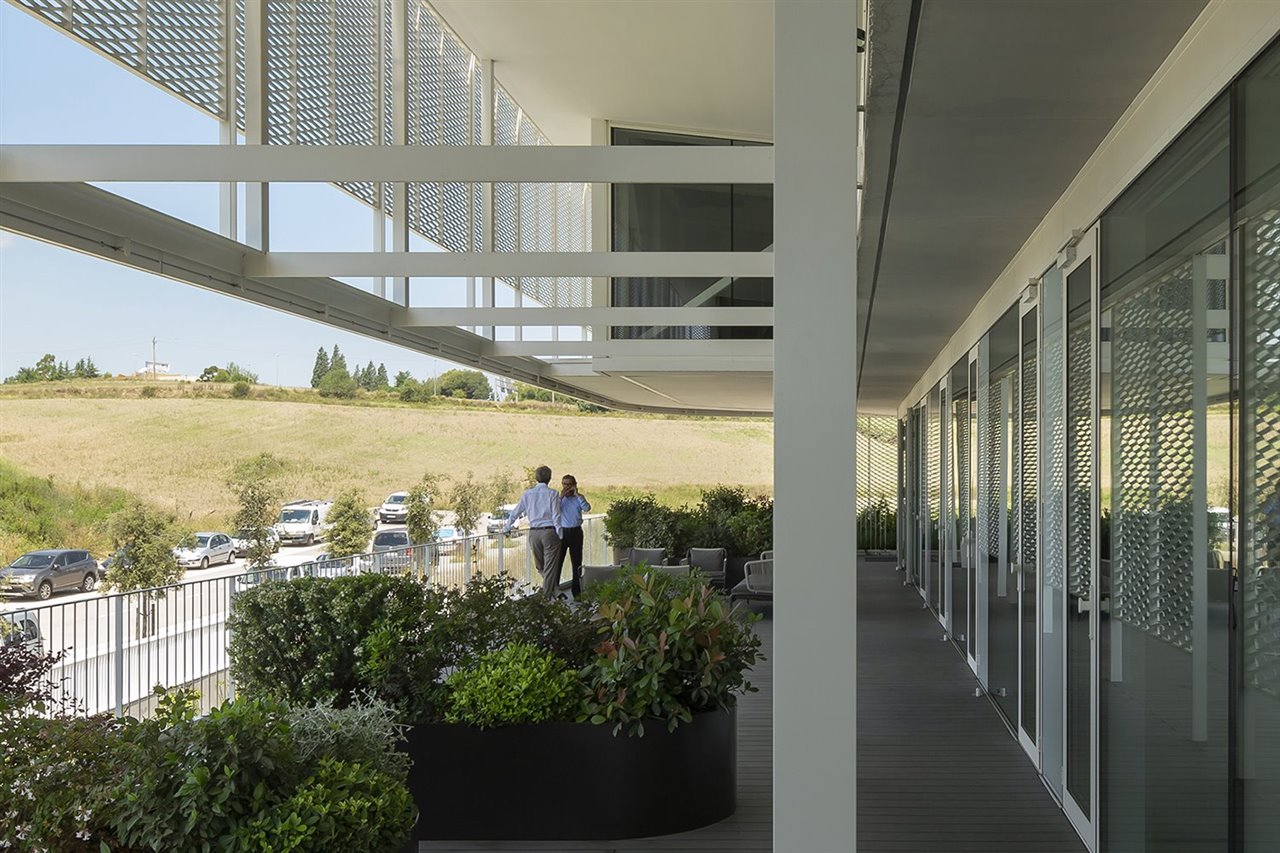 Las amplias terrazas propician una relación fluida con el exterior y un espacio de socialización para los usuarios del edificio.