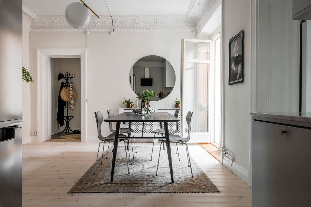 casa en Suecia comedor espejo alfombra
