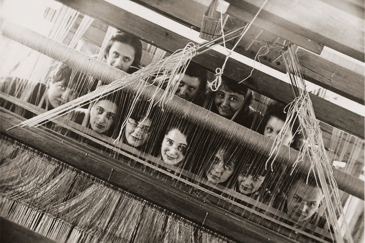 22 VDM-Women-In-Design-Bauhaus-portrait-weavers-behind-loom-1928