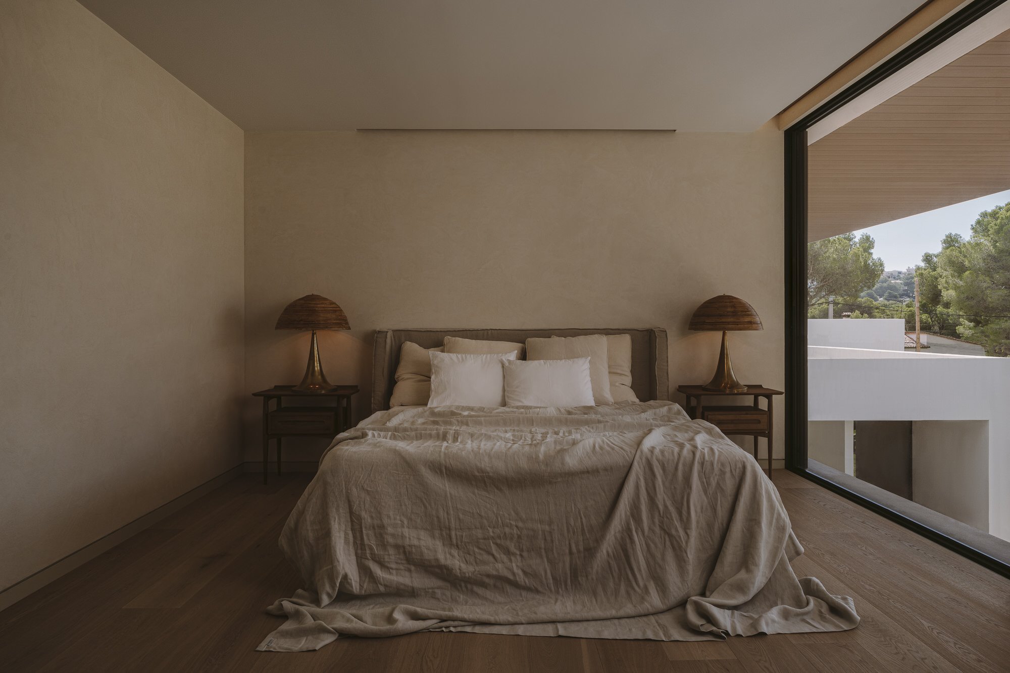 casa en Mallorca dormitorio cama lino lamparas mesitas de noche