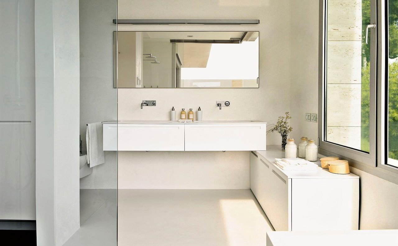 Cuando las dimensiones lo permiten, el mueble de almacenaje puede colocarse en otro sitio disfrutando así de un lavabo más ligero y estético.