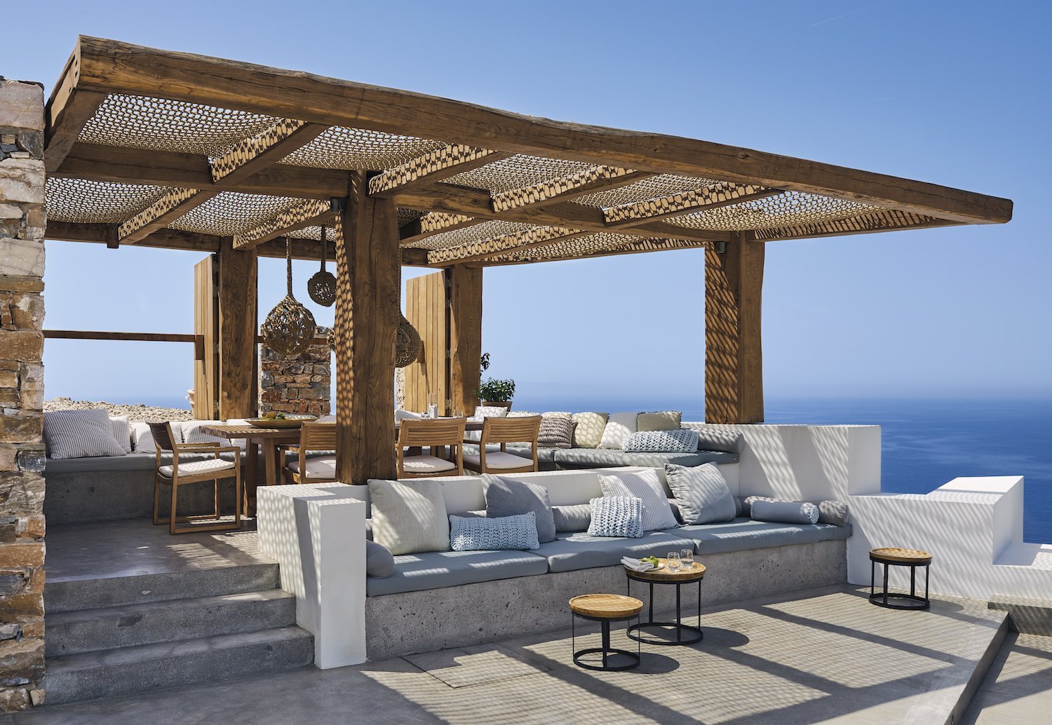 Porche mediterráneo de madera con sofa de obra. 