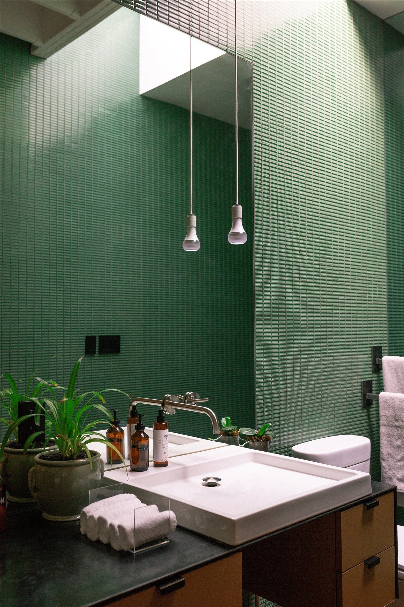 Baño con baldosas de baño verdes.