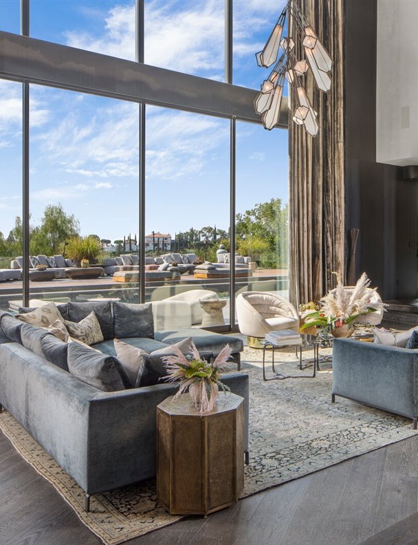 John Legend y Chrissy Teigen venden su espectacular mansión en Beverly Hills por 18 millones de dólares