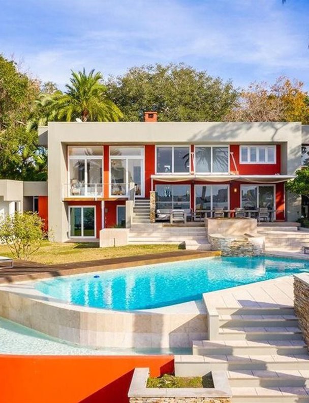 El nuevo John Travolta vende la casa que le unía a la Cienciología 