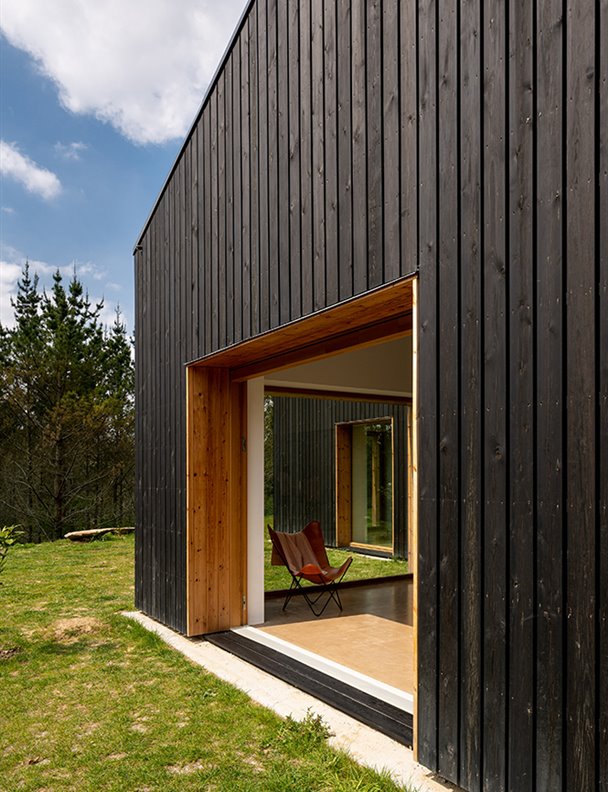 Una casa forrada de madera que moderniza el tradicional caserío vasco