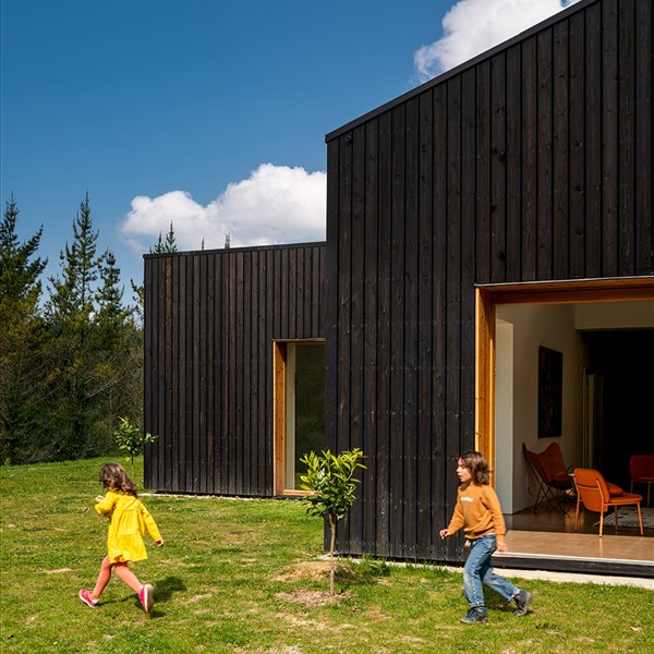 Una casa forrada de madera que moderniza el tradicional caserío vasco