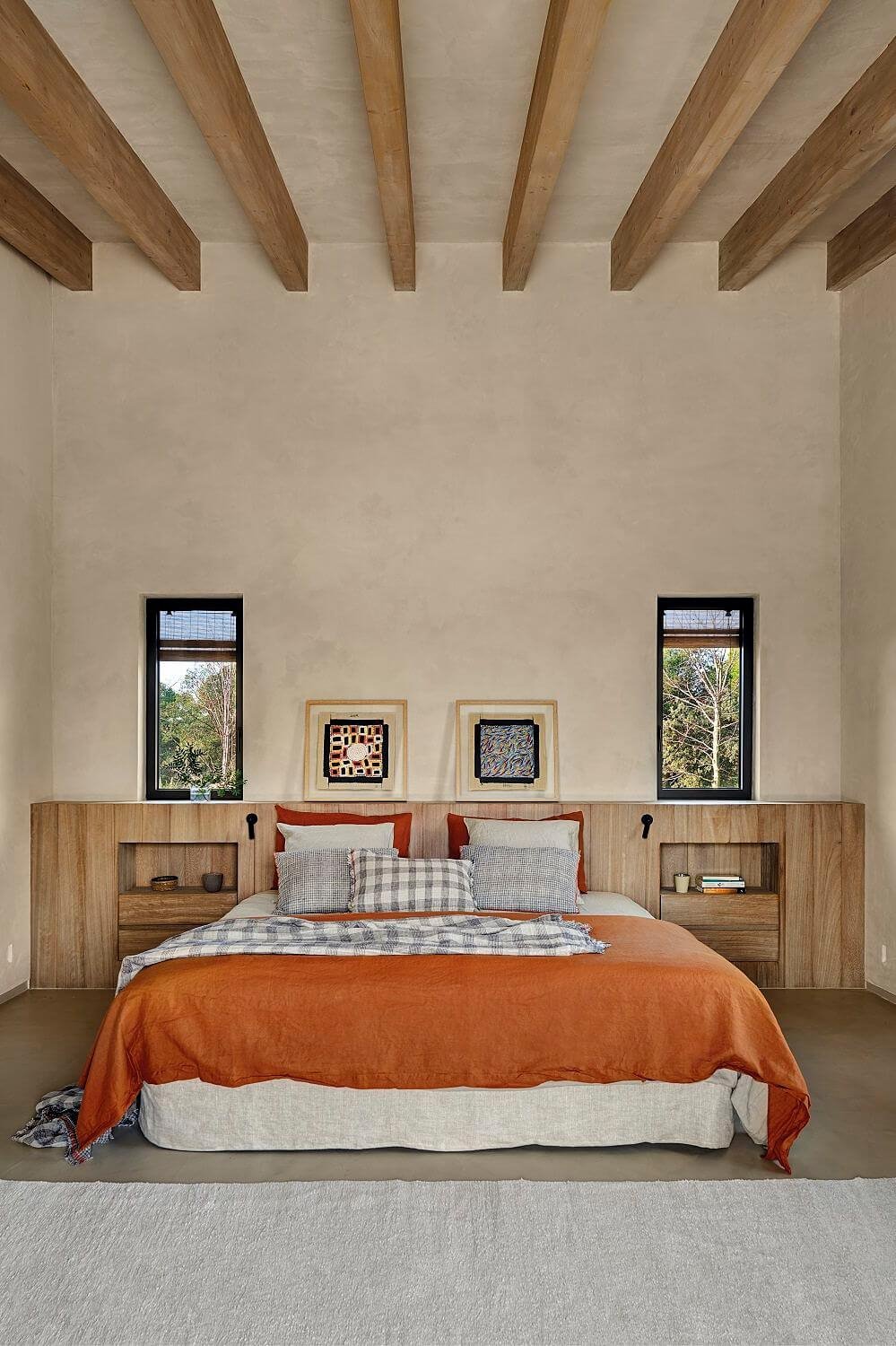 La cama es el punto focal del dormitorio. Darle calidez y textura ayudará a crear un ambiente muy especial.