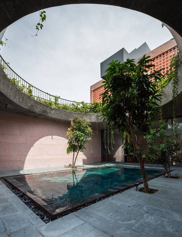 La arquitectura de esta casa rosa se abre a la luz de Vietnam