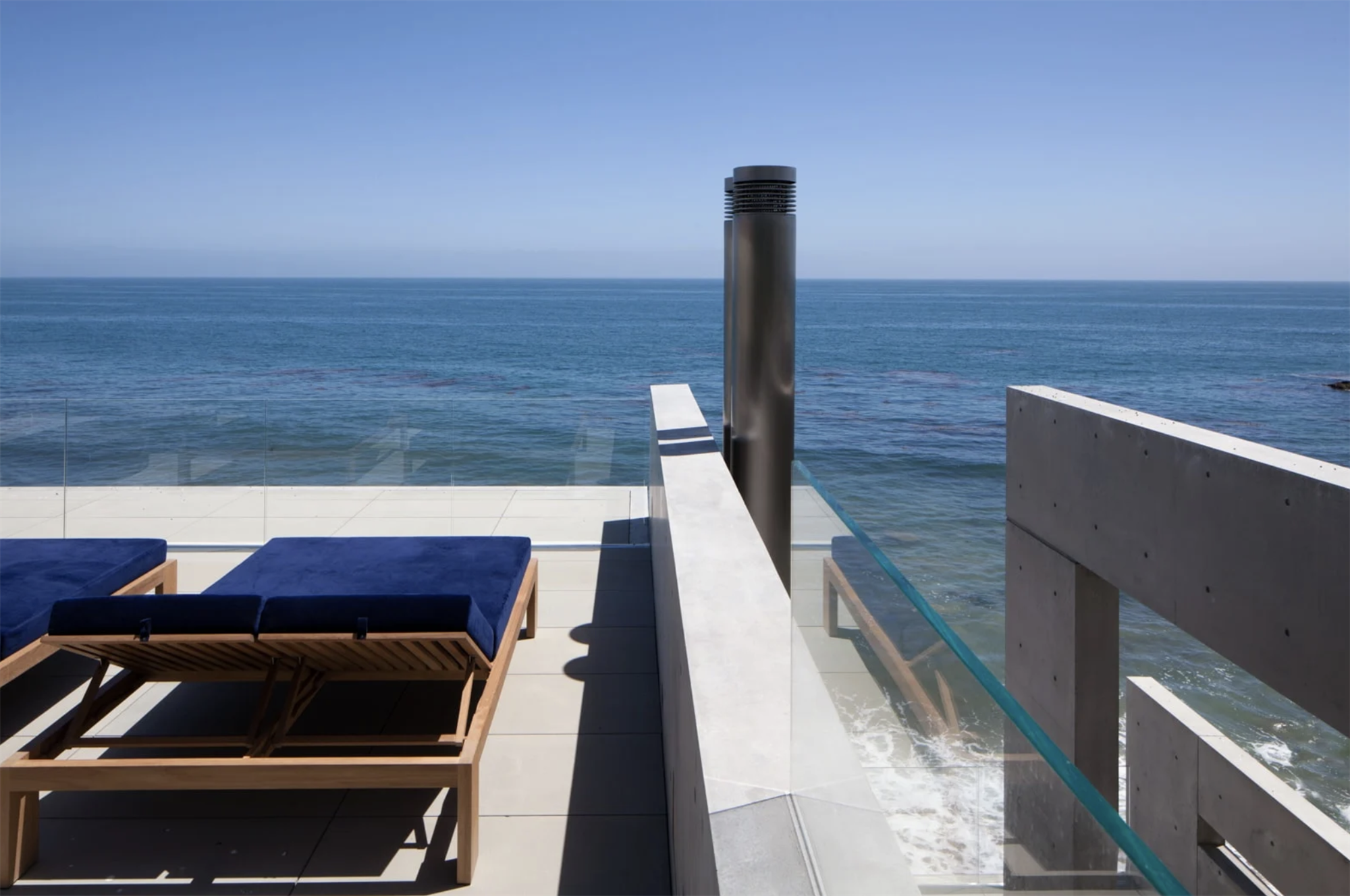 Casa Kanye West diseñada por Tadao Ando en Malibú terraza en dormitorio