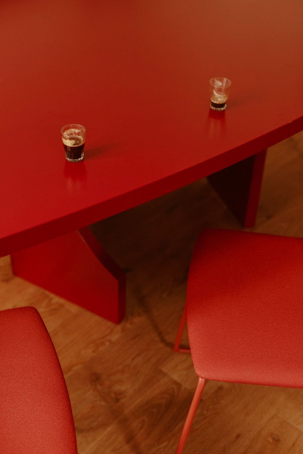 Como dice Román Sarrió, eligieron esta mesa porque "es una gran solución para personas como nosotros cuyo comedor pide una mesa rectangular, pero ama la sensación de las redondas".