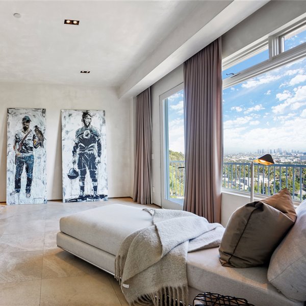 Kanye West vende su primera casa de soltero en Hollywood Hills 