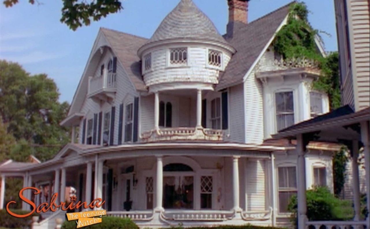 Escena de la casa que ahora puedes comprar en la serie 'Sabrina, la bruja adolescente'