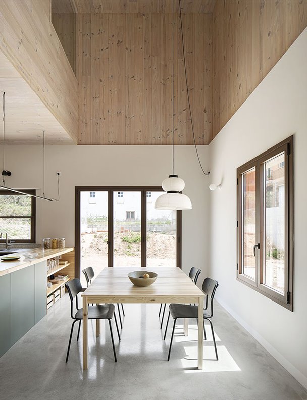 Esta es la casa prefabricada de madera perfecta si te quieres mudar al campo: tiene tres plantas y presume de concepto abierto