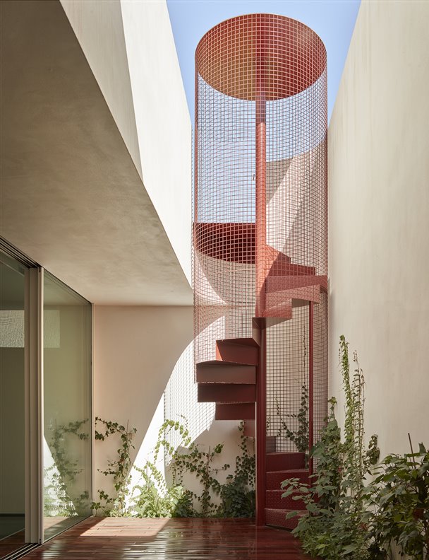 Todo el mundo se fija en esta moderna casa de Valencia cuando pasa por delante: geometría y cerámica son las claves de este increíble proyecto
