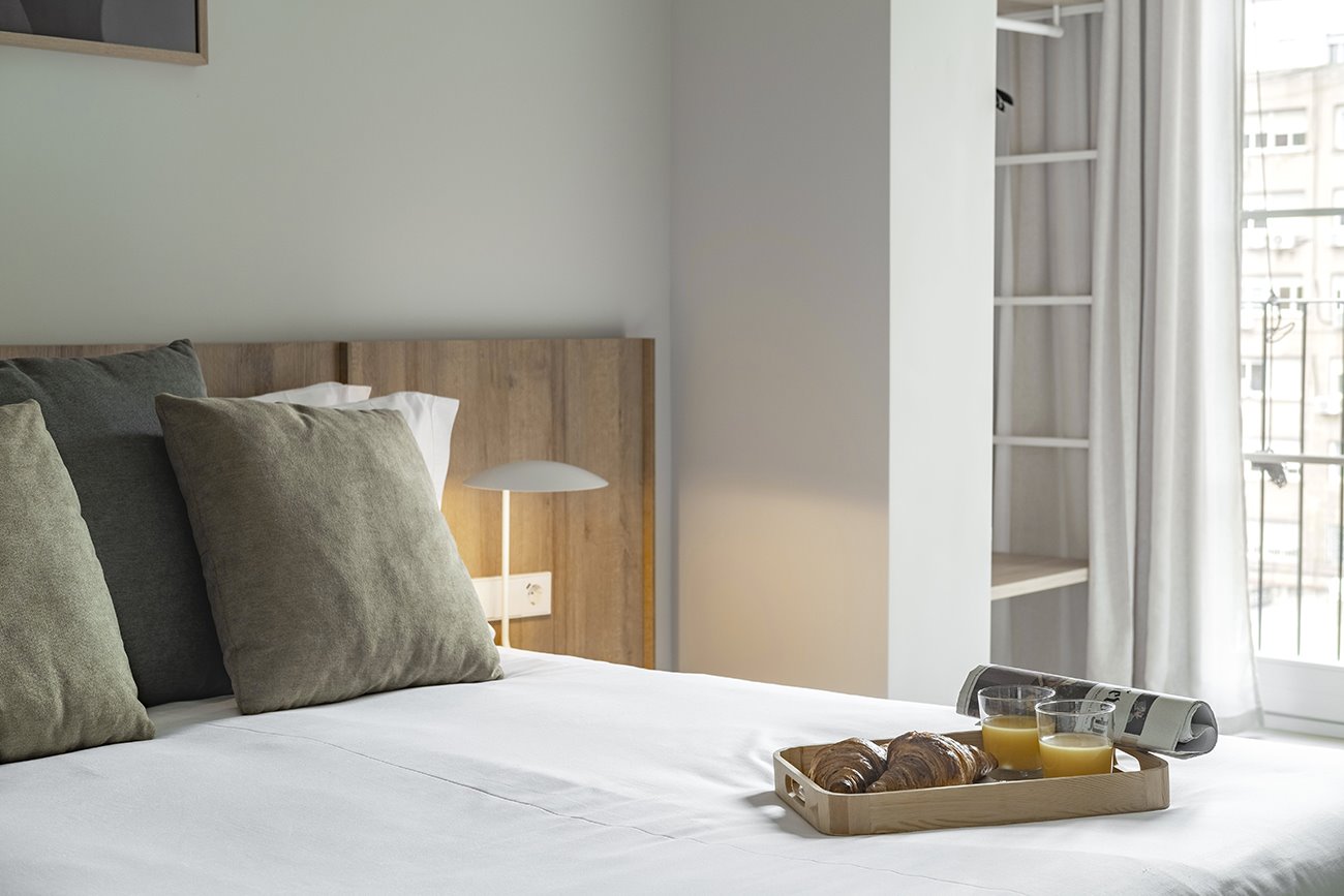 detalles de dormitorio con una cama con bandeja con desayuno