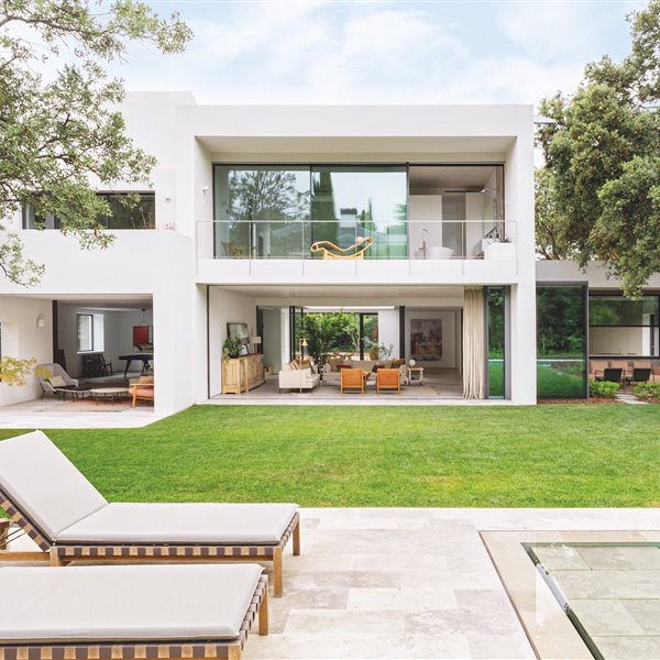 La nueva (y luminosa) vida de una casa de los 60 a las afueras de Madrid
