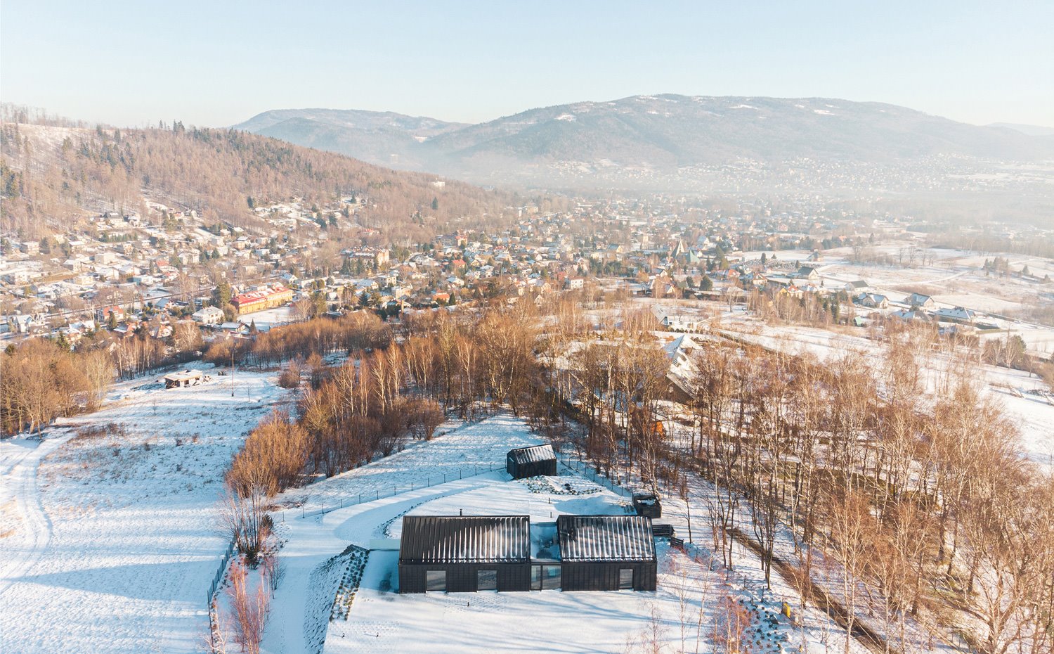Vista ae´rea de vivienda con paisaje neveda y zona del valle