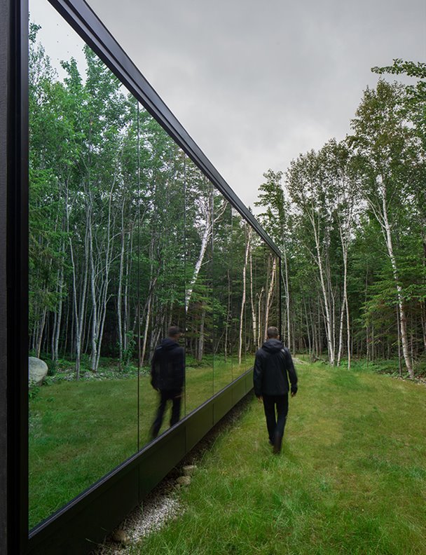 Esta casa prefabricada de madera y cristal desaparece entre los árboles