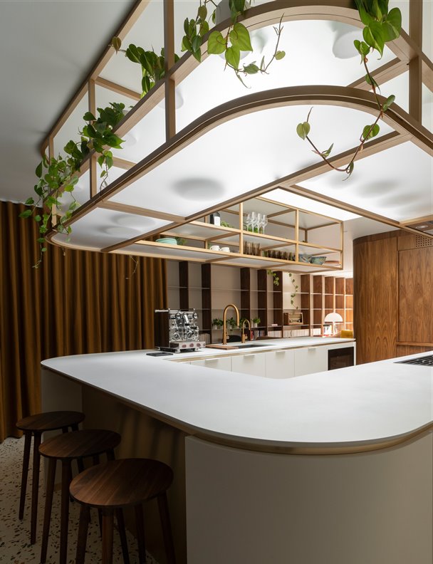 Diseñada para recibir: esta casa tiene una COCINA se convierte en un bar clandestino por la noche. ¡Es impresionante!