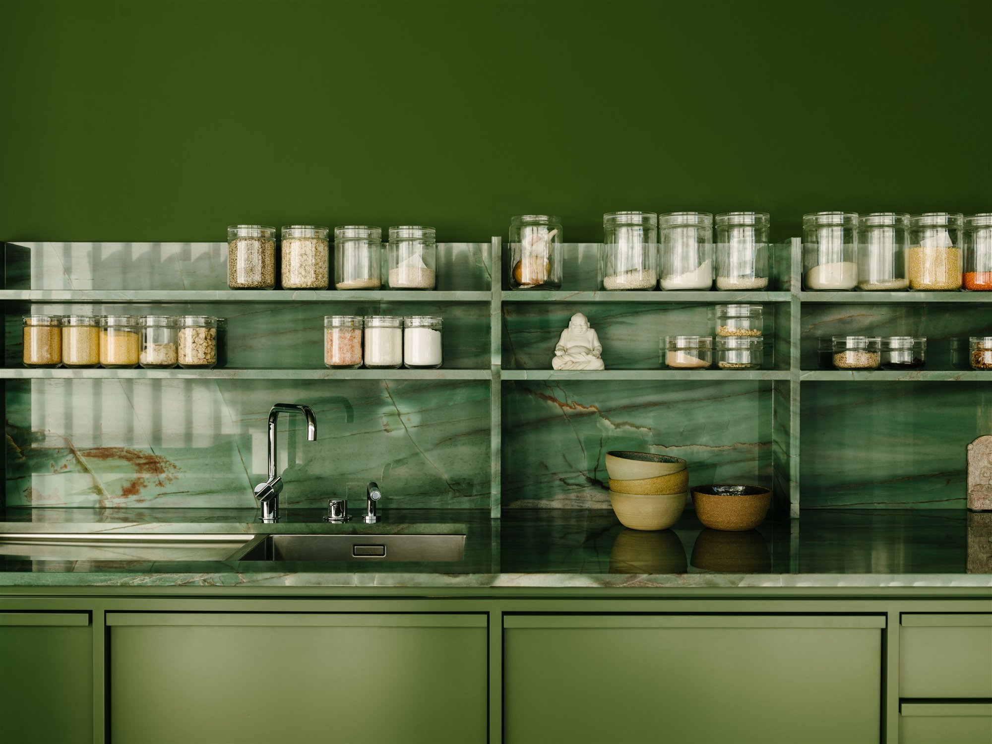 cocina verde con estantes. 