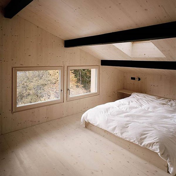 Joachim Fritschy dormitorio-con-techo-al-agua-vigas-negras-ventanas-y-tragaluces-todo-revestido-de-madera c0543156 750x930