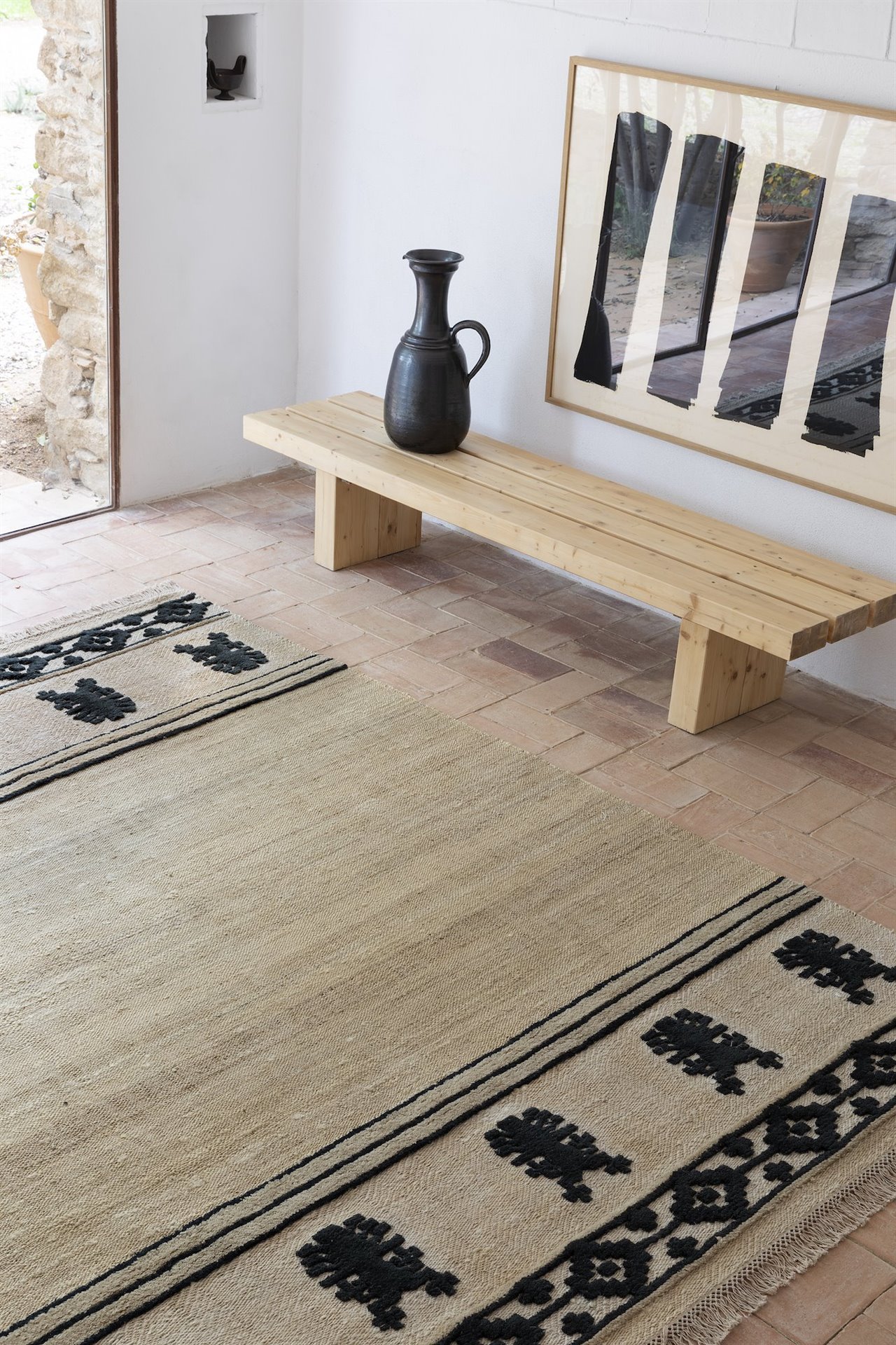 Las tres alfombras de la colección están tejidas de forma artesanal y realizadas en materiales naturales como la lana y el yute. 