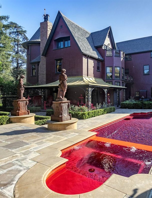 ¿Quién vive en esta mansión victoriana con una "piscina de sangre"? 