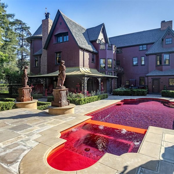 ¿Quién vive en esta mansión victoriana con una "piscina de sangre"? 