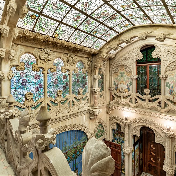 En el interior hay más de 200 metros cuadrados de superficie de vidrieras, entre claraboyas, tabiques, puertas y ventanas.