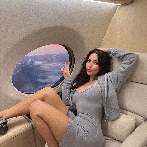 El nuevo jet privado de Kim Kardashian hace juego con la decoración de su casa