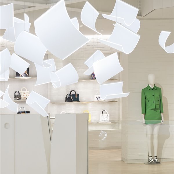 Tienes que ver la instalación lumínima de Paul Cocksedge en Dior París 