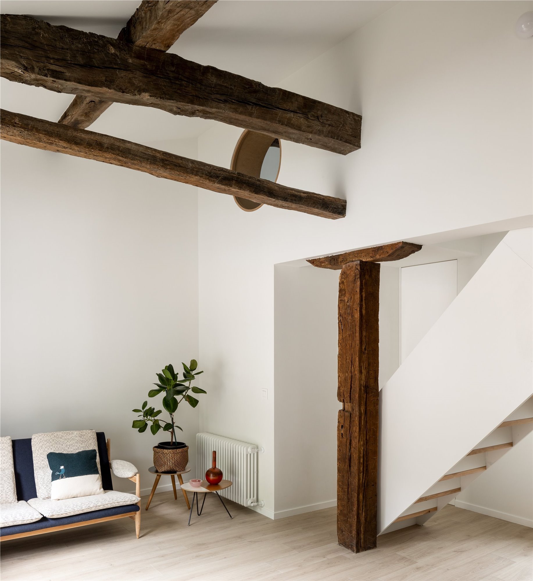 Salón con vigas de madera y estilo minimalista.