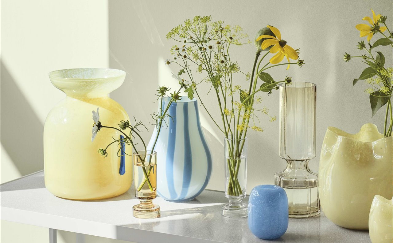 La colección de jarrones de Broste Copenhagen abarca piezas de cerámica, cristal soplado y piedra que reinterpretan diseños arquetípicos de la tradición con colores y dibujos contemporáneos