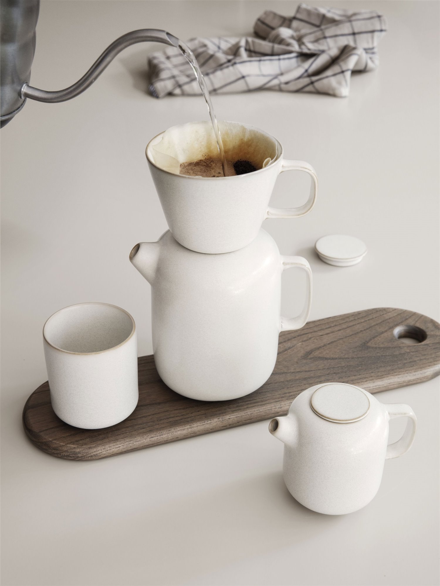 juego de café blanco con cafetera, jarra de leche y taza de omayra maymo 