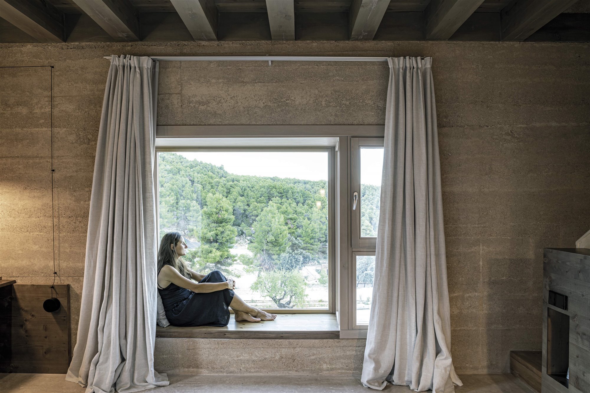 habitacion hotel en la naturaleza minimalista ventana con cortinas largas