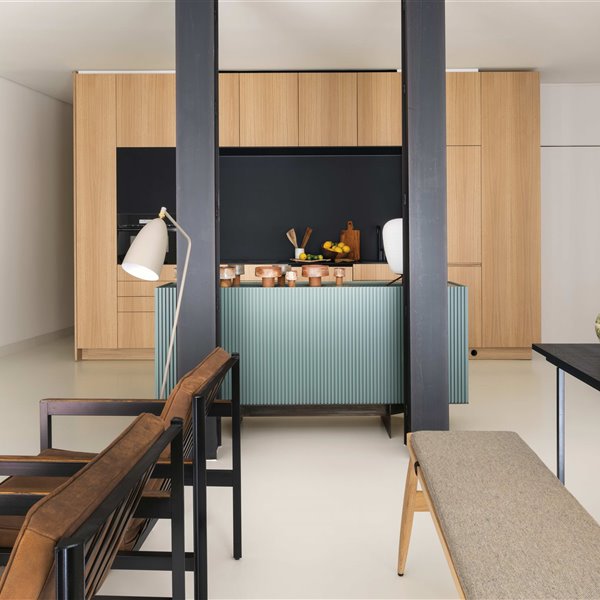 cocina comedor moderno de madera con encimera azul y vigas negras
