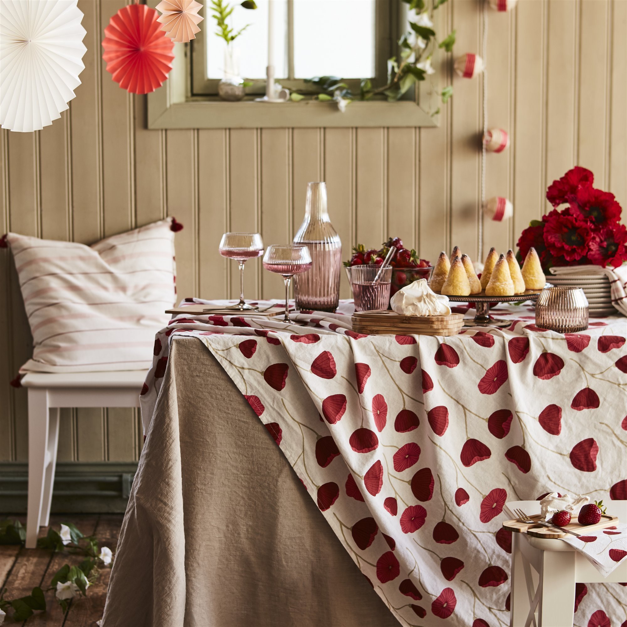 mantel de flores rojas mesa de comedor