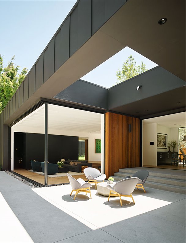 Diez casas con terrazas exuberantes que conectan el exterior con el interior
